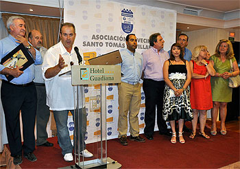 Los concejales Ana Beatriz Sebastiá y Pedro Martín asisten a la clausura