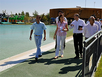 La alcaldesa visitando la Playa del Vicario