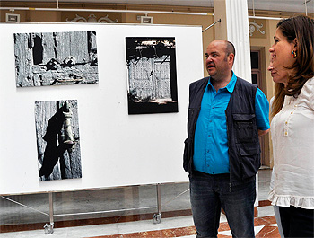 Rosa Romero visita la exposición fotográfica de Mariano Cieza 