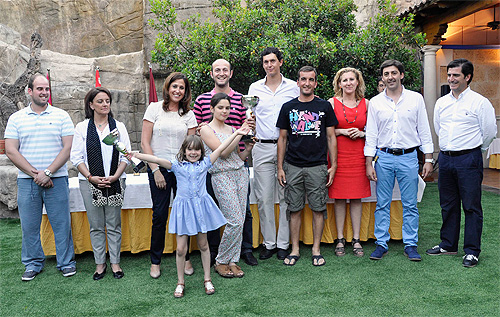 Rosa Romero entrega los trofeos a los triunfadores de los torneos locales 12