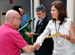 entrega los diplomas a los alumnos del Curso López-Villaseñor de Pintura