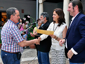 entrega los diplomas a los alumnos del Curso López-Villaseñor de Pintura