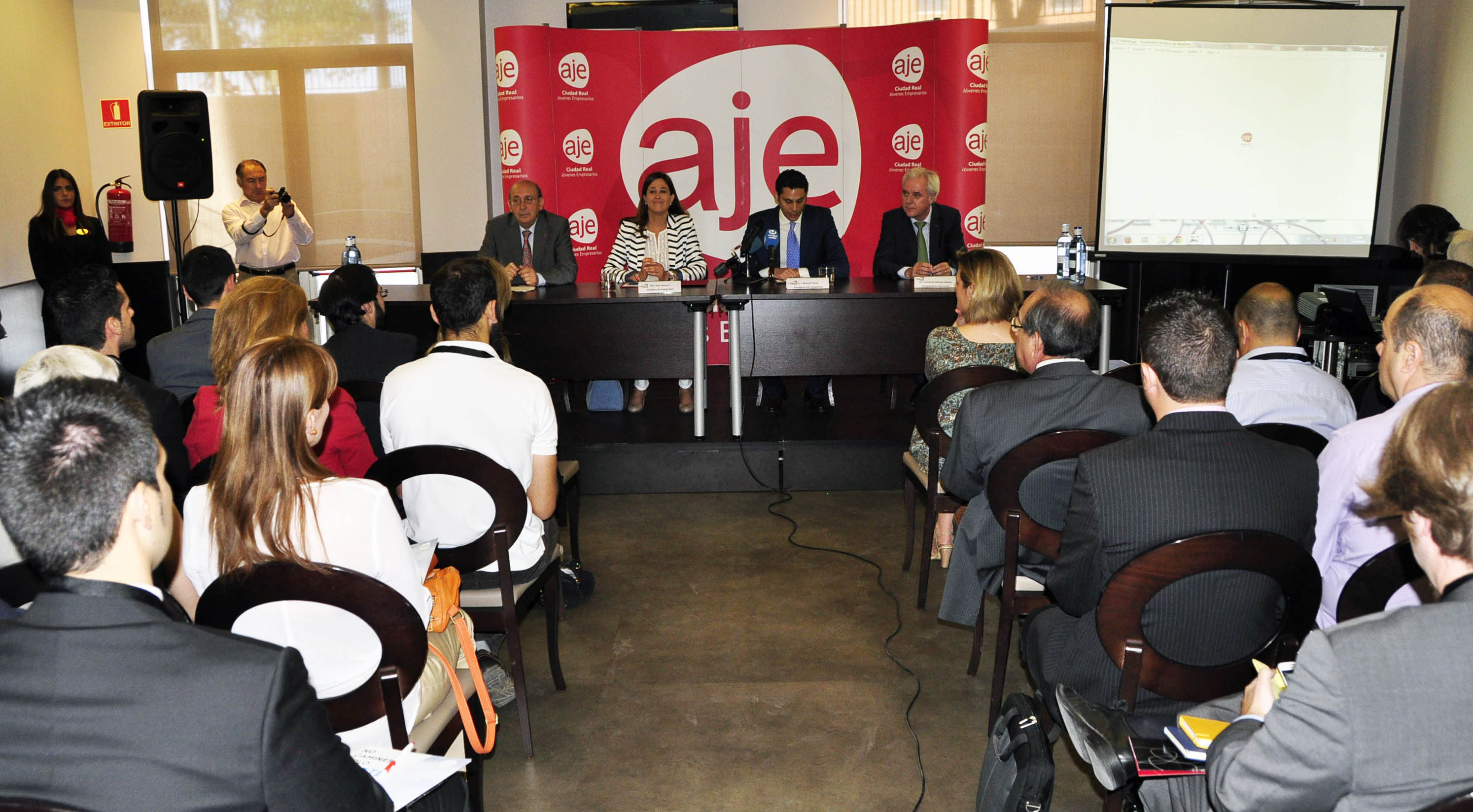 La alcaldesa de Ciudad Real inaugura la plataforma de negocio Conecta 4 de AJE