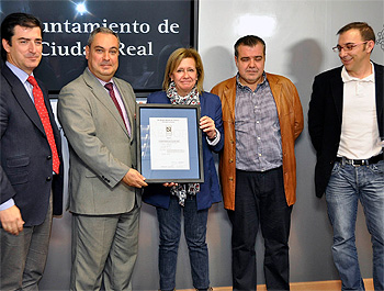 Entrega del certificado de AENOR