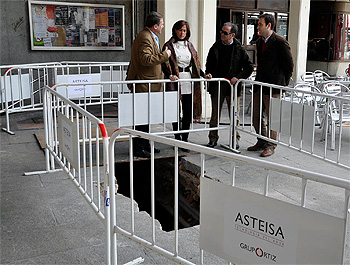 La alcaldesa visitando las obras de la Plaza Mayor