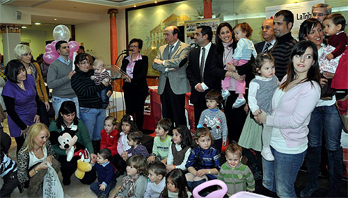 La alcaldesa con los participantes del concurso