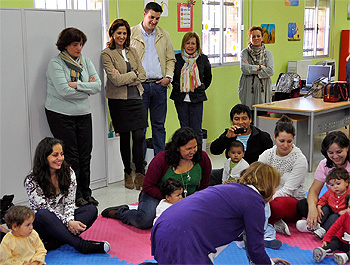 Rosa Romero con los niños