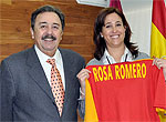 Rosa Romero con el presidente de la Federación de Balonmano
