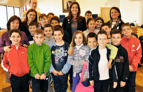 La alcaldesa con los alumnos del C.P. Carlos Eraña