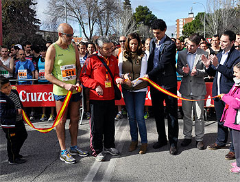 Rosa Romero da la salida de la V Carrera Urbana de Ciudad Real