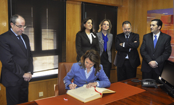 La Cámara de Comercio de Ciudad Real ha entregado hoy las medallas de honor de oro a instituciones y empresas con motivo de su centenario, acto que ha contado con la presencia de la Presidenta de CLM y de la Alcaldesa de la capital otras personalidades