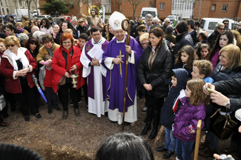 La Alcaldesa asiste al acto de colocación de la primera piedra del Centro Parroquial San Juan Bautista