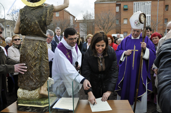 La Alcaldesa asiste al acto de colocación de la primera piedra del Centro Parroquial San Juan Bautista