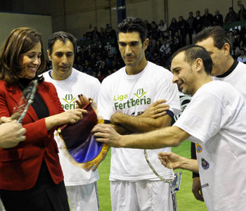 Rosa Romero asiste al partido de futbol indoor que Real Madrid y Barcelona han  disputado en Ciudad Real