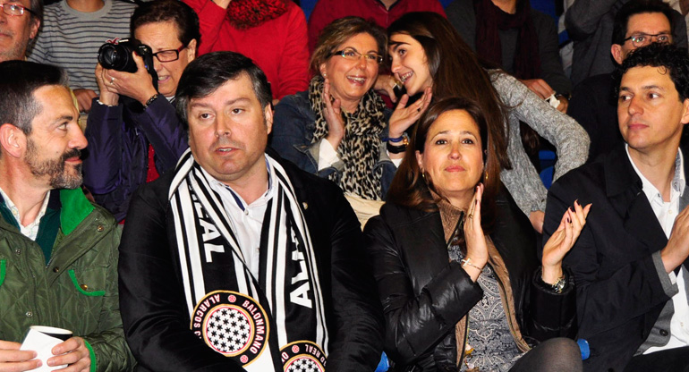 La alcaldesa y el Concejal de Deportes durante el partido