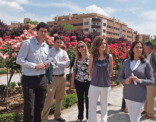 Rosa Romero visita el barrio de nuevo hospital una zona de la ciudad en la que destaca la fuerte inversión efectuada por el Ayuntamiento en nuevos equipamientos y zonas verdes