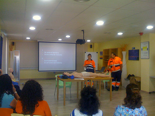 Voluntarios de Protección Civil imparten charlas sobre primeros auxilios