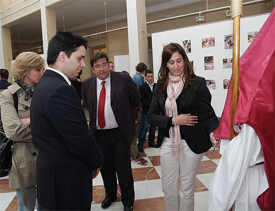 La alcaldesa inaugura la exposición ’25 años de misericordia en Ciudad Real’, muestra que se podrá visitar hasta el viernes en el Antiguo Casino. 