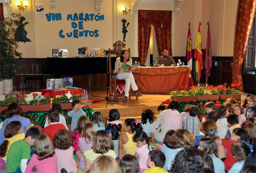 Rosa Romero leyendo cuentos