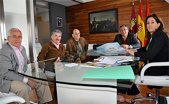 Rosa Romero con los miembros de la cofradía