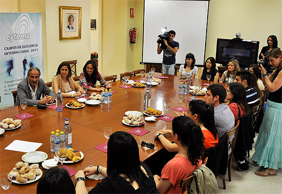 Rosa Romero participa en un café coloquio con universitarios