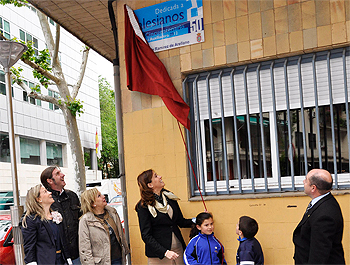 Rosa Romero inaugurando una placa