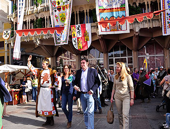 Rosa Romero visitando el Mercado Medieval