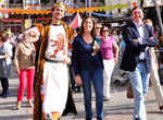 Rosa Romero visitando el Mercado Medieval