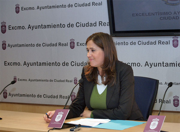 La alcaldesa presenta los 14 proyectos que el Ayuntamiento presenta al Plan-E 2010, de los que 6 millones se destinarán a inversiones y el resto a gasto corriente