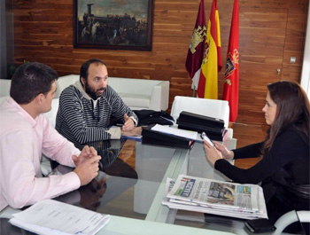 La alcaldesa se reune con el grupo de teatro Narea