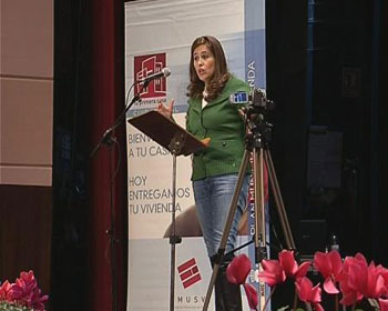 Rosa Romero durante el sorteo de viviendas