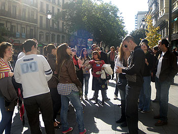 Los jóvenes visitando la Gran Vía