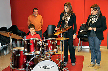 La alcaldesa visitando la escuela de música