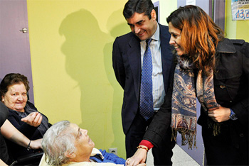 La alcaldesa y el Consejero de Sanidad y Asuntos Sociales visitando la residencia de ancianos