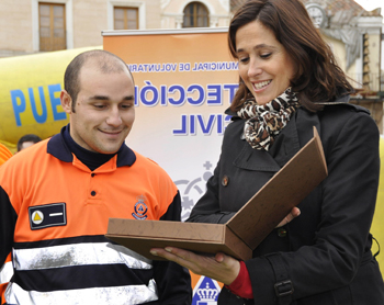 La Alcaldesa inaugura las jornadas divulgativas de Protección Civil destacando la profesionalidad y el altruismo de los voluntarios entre los que ha reconocido el trabajo de Francisco Jesús Fernández, el voluntario que más horas ha realizado durante 2011