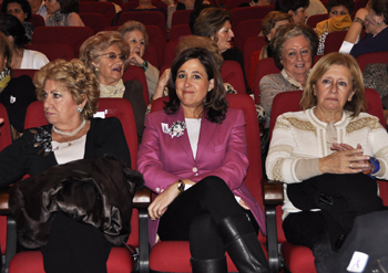 La Alcaldesa de Ciudad Real destaca que si se lucha sin partidismos se puede ayudar a las víctimas del maltrato en el homenaje que el Ayuntamiento ha rendido a las mujeres fallecidas este año a consecuencia de la violencia de género