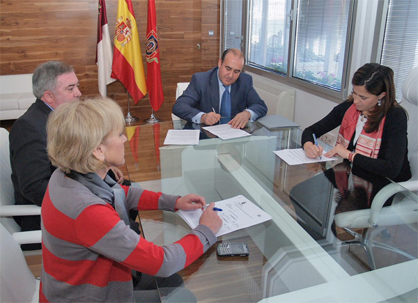 La alcaldesa y responsables de Caja Madrid firman un convenio para la adquisición de una ambulancia para Protección Civil