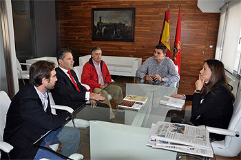 Rosa Romero con la Junta Directiva del Instituto de Estudios Manchegos