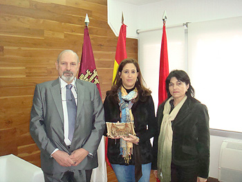 La alcaldesa despidiendo al cónsul de Rumanía en Ciudad Real