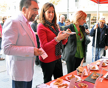 Rosa Romero viendo las tapas y vinos de Tapearte