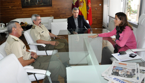 La alcaldesa ha recibido a los Coroneles Pedro Antonio Palomino Calcerrada y Javier Jiménez Castillejos