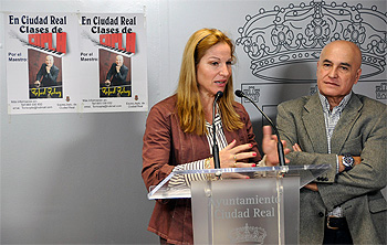 La Concejala de Festejos, Frasi López, presentando al maestro Rabay