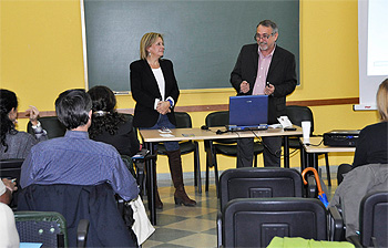 La concejal de Servicios Sociales presentando las jornadas