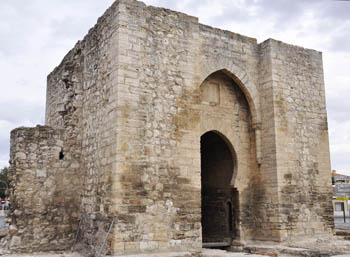 La Alcaldesa visita las obras de restauración de la Puerta de Toledo y muestra la satisfacción porque en breves fechas el monumento más emblemático de la ciudad lucirá en todo su explendor