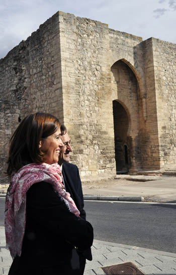 La Alcaldesa visita las obras de restauración de la Puerta de Toledo y muestra la satisfacción porque en breves fechas el monumento más emblemático de la ciudad lucirá en todo su explendor
