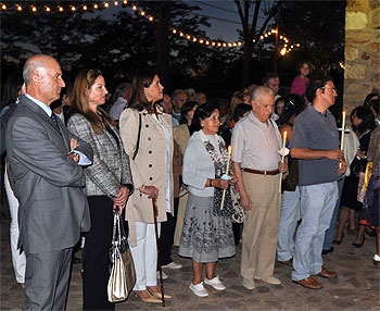 La alcaldesa durante la celebración religiosa en La Poblachuela