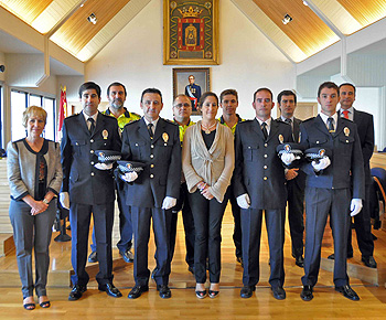 Imagen de los nuevos policías locales con la alcaldesa