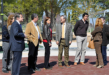 Visita al área deportivo saludable en el parque del cementerio