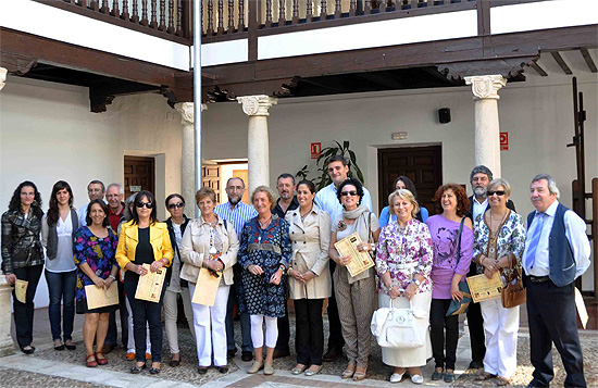 Rosa Romero en la clausura del curso de pintura entregando los diplomas