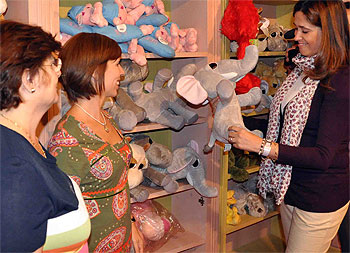 Rosa Romero visitando los stand de la feria